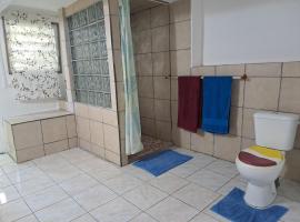 Comme trois pommes appart, hotel in Bouillante