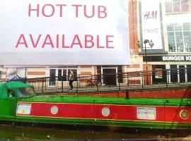 Rosie and Jim Retreat Lincoln Town Centre with a hot tub