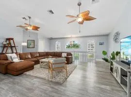 Bayside Retreat, 4 Bedroom, 3 Bath Beach House, Heated Pool, Spa, Boat Dock