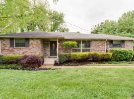 Fire Pit-Great Neighborhood-15 Min to Broadway, hotel em Nashville