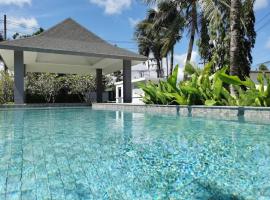 Villa Bangtao 2 bedroom corner pool access phuket, hotel v destinaci Ban Pak Lak