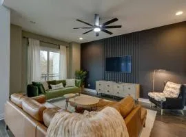 Luxury Townhome! Rooftop-Game Room! Near Broadway!