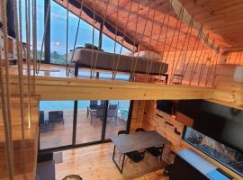 modernes Holzhaus, Cabin, auf dem Fluss, wenige Meter zum Meer，烏爾齊尼的木屋