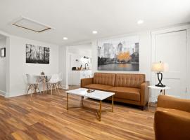 The Heights Nook Peaceful Getaway with a Den: Peoria'da bir villa