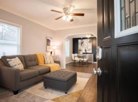 THE CORNER COTTAGE - Contemporary 2BD in Peoria, Hotel in Peoria