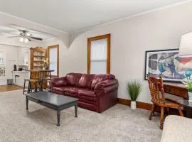 Cheerful 2 BD with Backyard