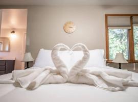 HEIGHTS HOMESTEAD - a farmhouse style cottage, Hotel in Peoria
