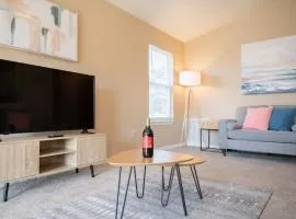 GRAUHAUS Tasteful 3BD with KING bed in Pekin