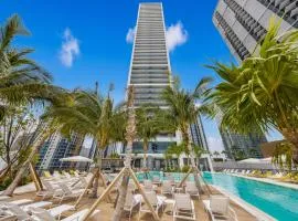 Chic Downtown 1BR with Stunning Skyline Views