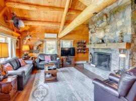 Private Hot Tub Hudson Valley Cabin Retreat!, hotel v destinaci Austerlitz