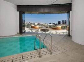 Luxury 1BR in Brisbane City River Firework View