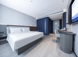 Atour Light Hotel Qingdao Kaohsiung Road Subway Station Hong Kong Middle Road, ξενοδοχείο σε Qingdao
