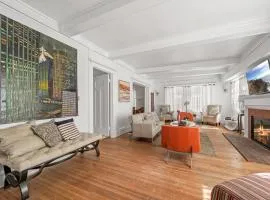 Spacious Chic 5 Bedroom Perfect for Large Group With parking