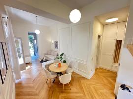 Detached house,with courtyard and fast Wi-Fi in the city centre, Hotel in Kalamata