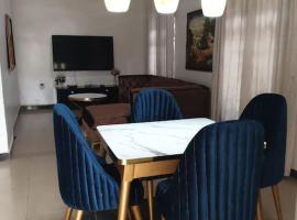 Stylish House With Free Parking and Outdoor Pool, hotel v destinaci Abudža