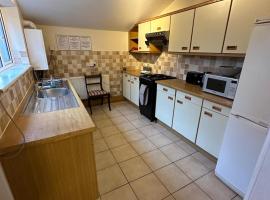 Large 6 Bedroom House In The Centre with lots of road parking, ξενοδοχείο σε Βοστώνη