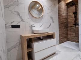 Gîte des Capucines avec borne de recharge pour voiture électrique, hotel in Noirétable
