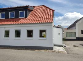 Cozy house with 2 bedrooms on the sea coast, hótel í Assens