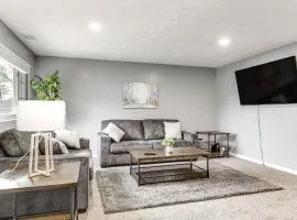 4 Mi to MetroParks Ice Rink Pet-Friendly Getaway