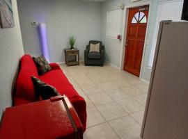 4 BR 2 BA Near the Beach and Intracoastal Walk to everything, hotel in Riviera Beach