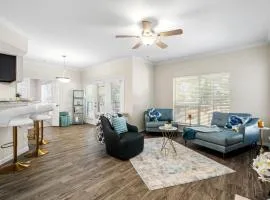 Upscale City Apartment with Pool , Fitness Center
