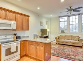 3 Mi to Warren Dunes Sawyer Getaway with Fireplace! โรงแรมในSawyer