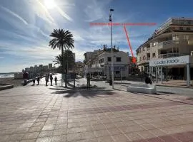 En el Paseo Maritimo, a escasos metros del mar