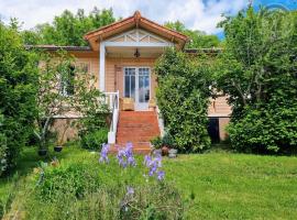 Chalet rustique en bois avec jardin clos près de Paris, animaux acceptés, tout inclus - FR-1-649-65, hôtel à Montsoult