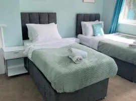 4Bedroom house at Town Centre with Free Driveway Parking