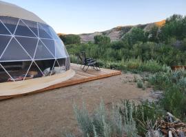 D6 Sahara Sunset- King Suite Very Private, luxe tent in Drumheller