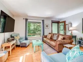 Blacksburg Hideaway with Hot Tub about 5 Mi to Campus!