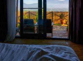 Khaya Nzuri Romantic Hilltop Cabin with Virunga Views, Hotel in Gasanze