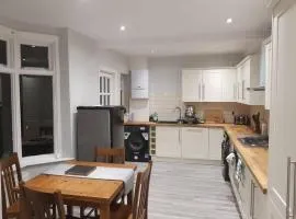 Spacious 4 bedroom house 30mins from London Bridge