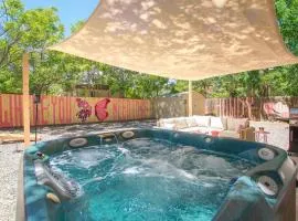 50 Shades of Pink-Private Hot Tub!