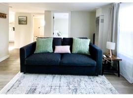 Charming & Bright Gem Prime Location Street Parking with AC – hotel w mieście Renton