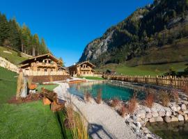 Chaletdorf Auszeit, hotel amb piscina a Hüttschlag