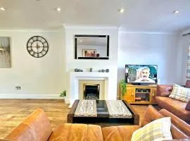 Cosy and spacious Home -Free parking, Free WiFi- sleeps 5 by FINNA Properties Ltd