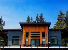 LuxQuarters Bumbleberry Guest House, hotel v destinaci Kitimat