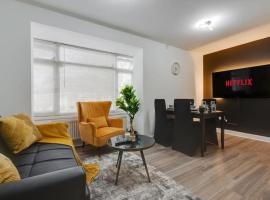3 Story Spacious House Close to Etihad & Coop Live, Free Parking, Sleeps 9, hotel in Manchester