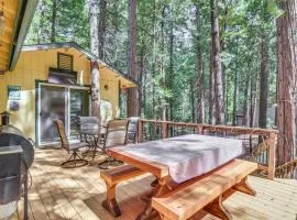 8 Mi to Dodge Ridge Mtn Peaceful Cabin with Deck!