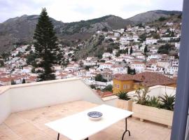 Cheerful 2-bedroom villa with gorgeous terraces, vila v destinaci Hydra