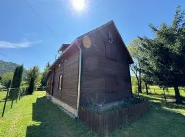Mountain Cabin Retreat - Terrace, BBQ, Hot Tub