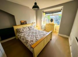 Room in a house share - Kingsized room 25 min away from Central London, hotel di Surbiton