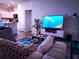 Cozy Room In Modern & Serene Home near Hospitals & Attractions, hotell i Yukon