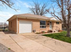 Cozy Getaway Retreat - 4BR - Northglenn, Hotel in Northglenn