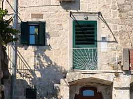 Family Stone House with Sea View and Parking - Pets welcome, villa in Podgora