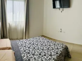 Habitación con cama matrimonial