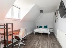 Dove Court Travel Lodge 7 - Top Floor Double Bedroom