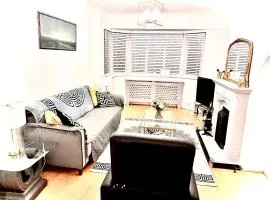 Stunning Modern Cozy 5 star 3 bedroom house-Free Parking Greater London Metro Stations hosted by Tony