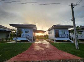 ชลพฤกษ์รีสอร์ท, hotel v mestu Ban Krang